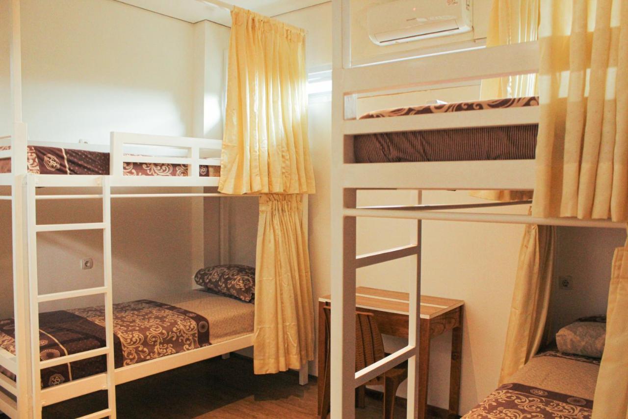Rion Hostel Bogor Exteriör bild