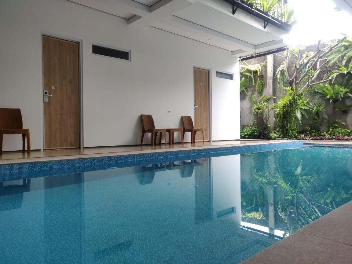 Rion Hostel Bogor Exteriör bild