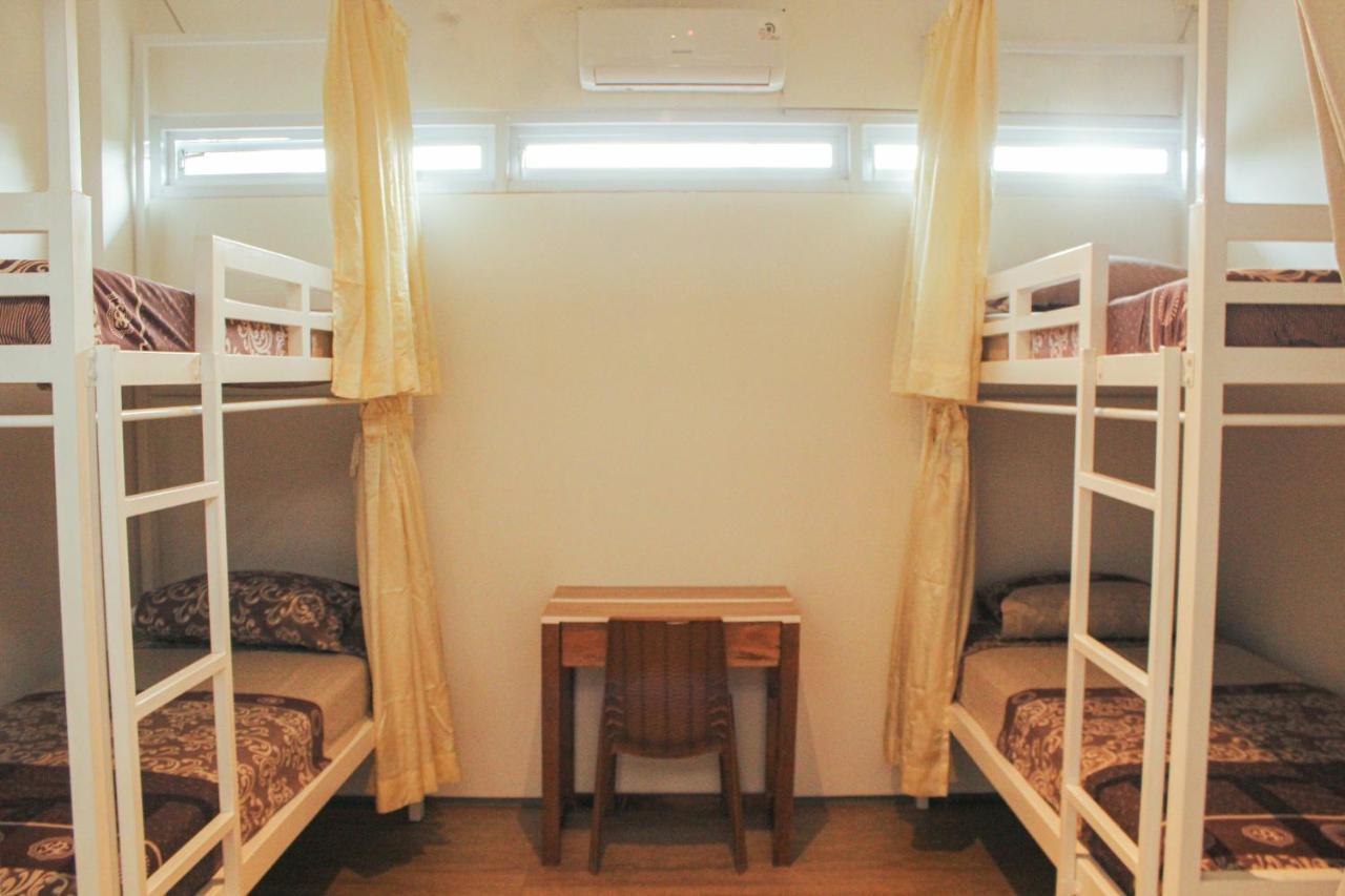 Rion Hostel Bogor Exteriör bild